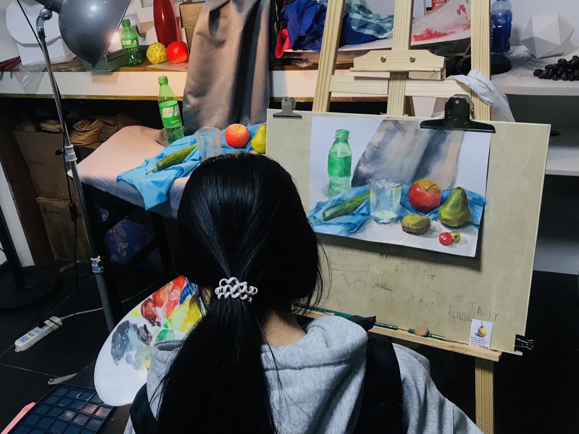 上课实拍 · 学生正在推进色彩静物,画架上是当次的画面