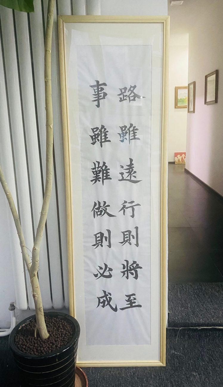 馆内走廊 · 陈列的立轴与墙上绘画原作
