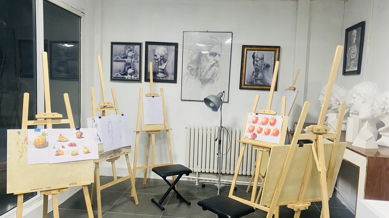 画室区 · 画架、装裱作品墙与石膏像常年陈列