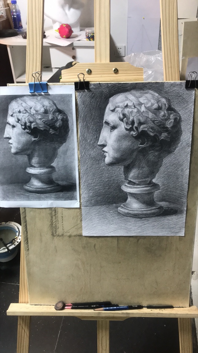 同一个角度夹了两张,对照着画。侧面最难藏问题:看不到两只眼睛,头往哪转,全凭轮廓线和明暗交界线判断。