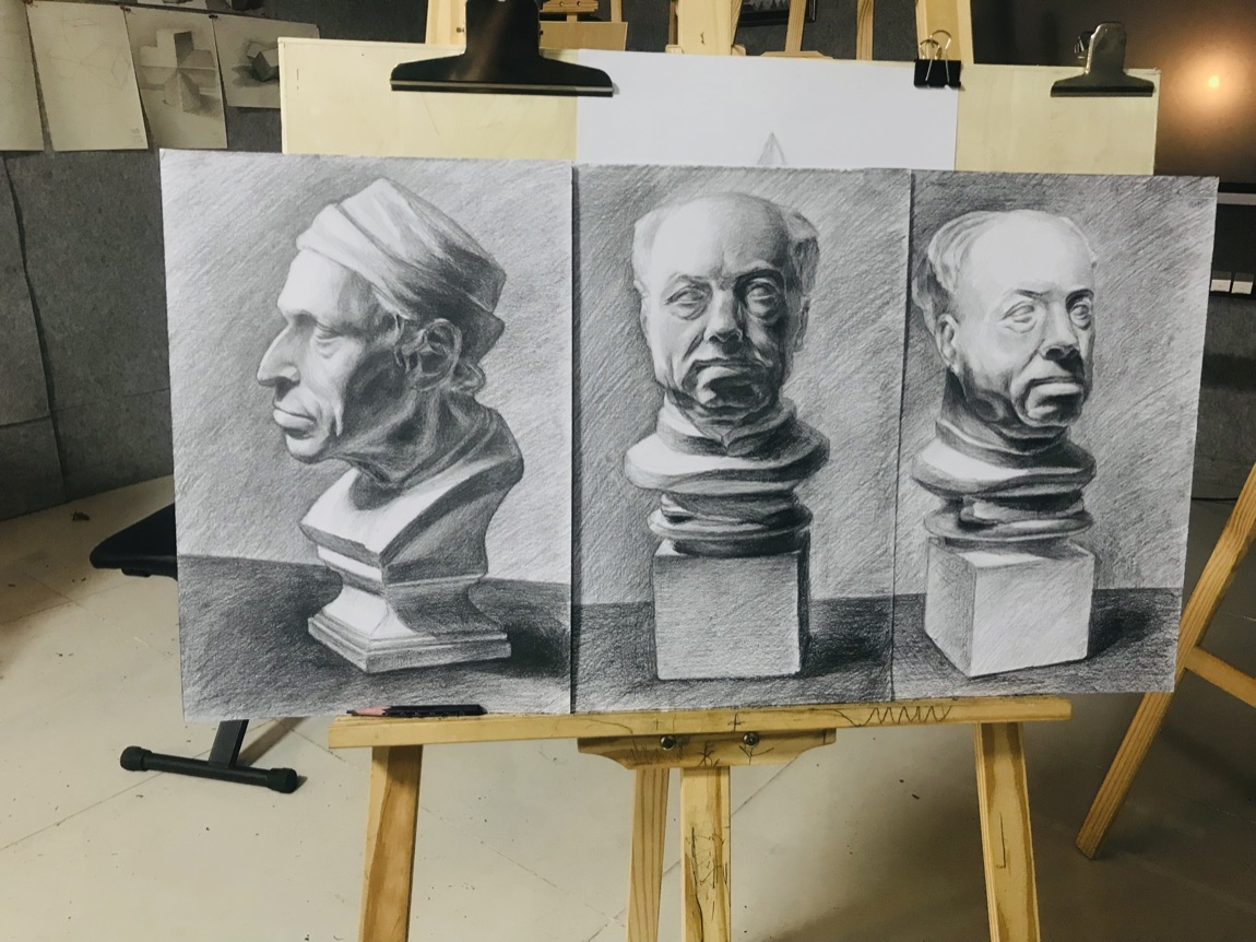 同一个头换成三个角度各画一张。画的还是那一个石膏,变的只是看它的位置——形准不准,换个角度立刻见分晓。
